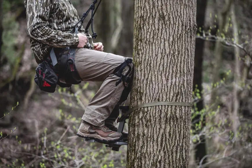 Hunter using Trophyline Venatic tree saddle in tree