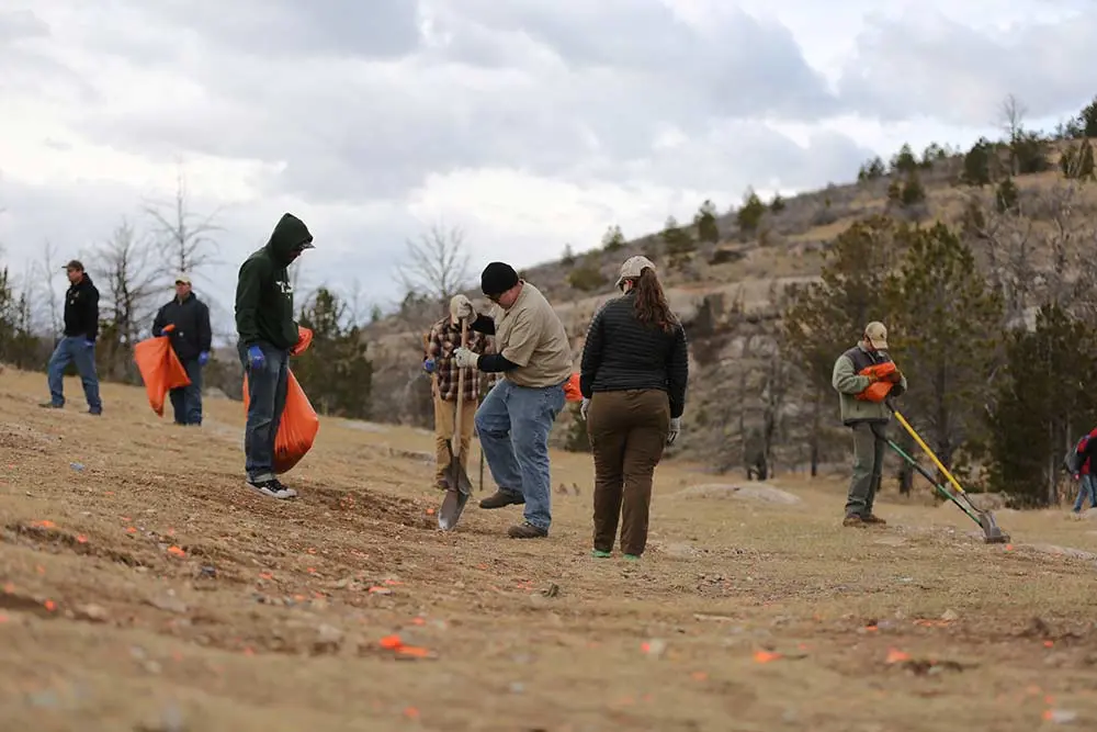 volunteer cleaning trash