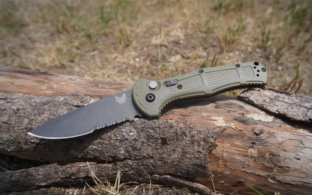 Benchmade Claymore knife on log