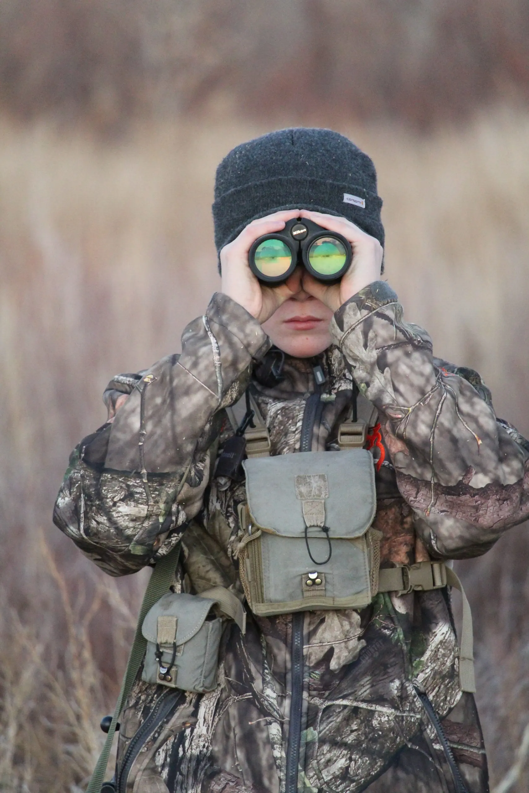 kid using binoculars