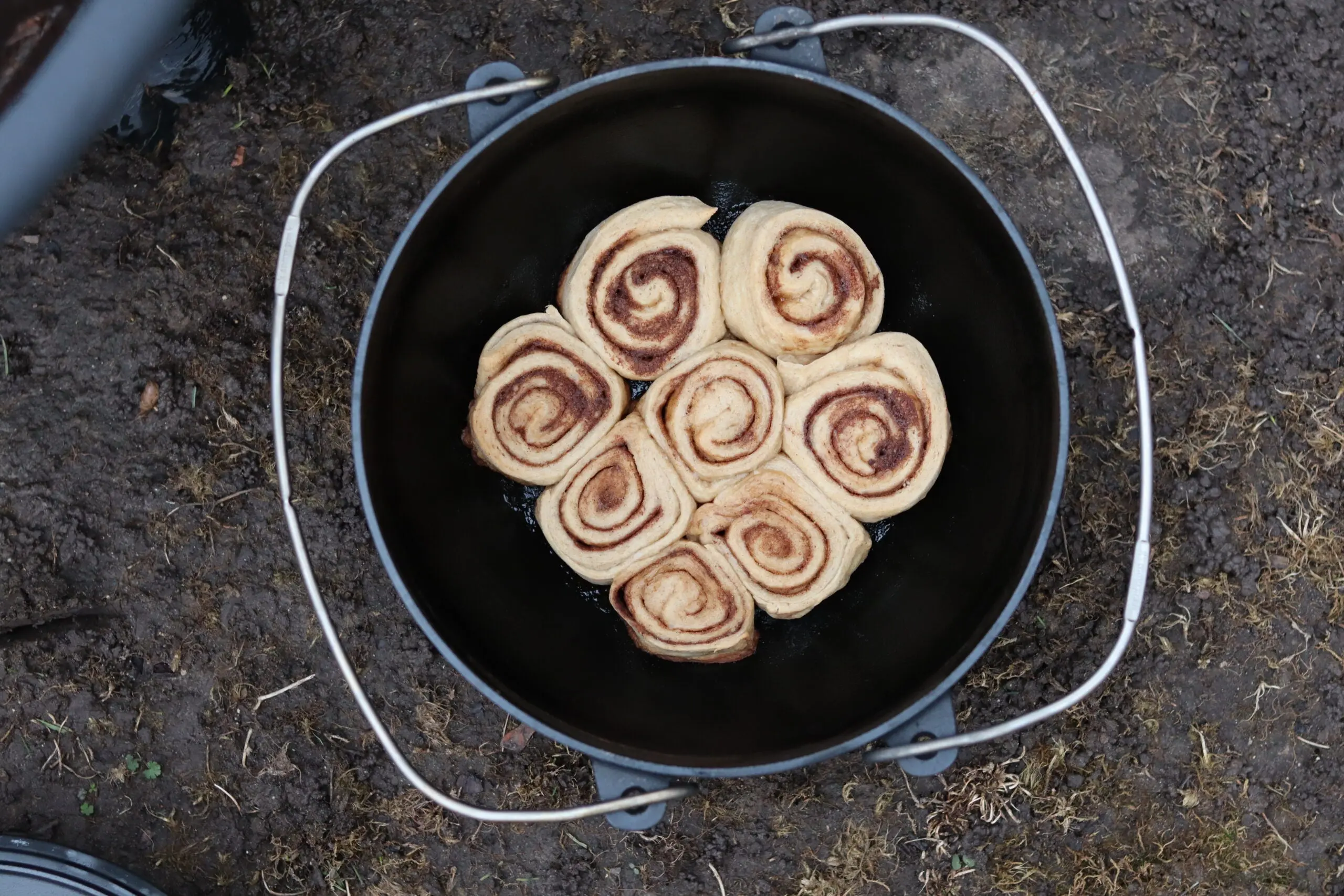 Snowpeak Cast Iron Oven 26cm with cinnabons