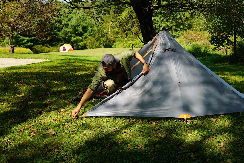 Setting up Argali Rincon tent in the grass