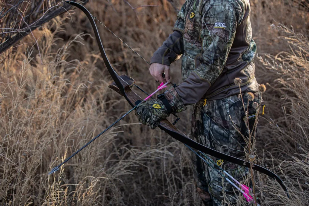 a deer hunter chooses to hunting with a recurve vs compound bow