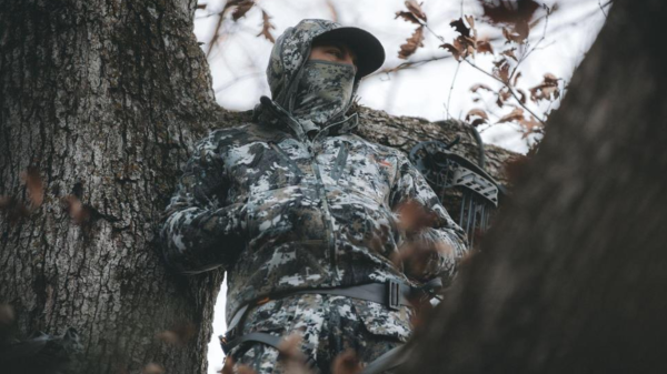 Bowhunter wearing Sitka gear in tree stand