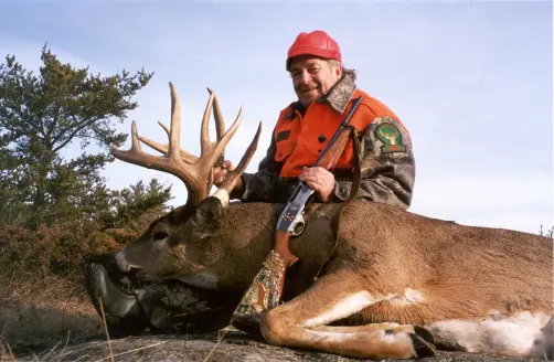 larry benoit next to a large buck