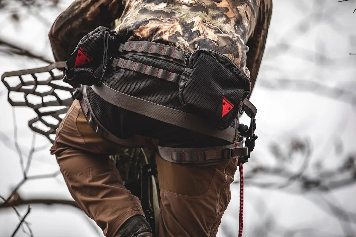 Hunter using Trophyline Venatic tree saddle in a tree