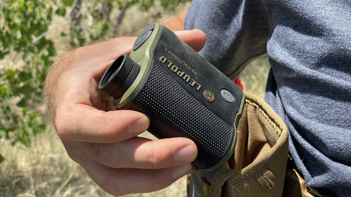 Hunter holding Leupold RX-FullDraw 5 Rangefinder