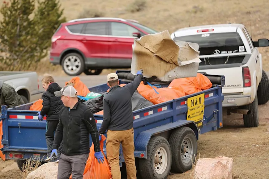 volunteers cleaning trash