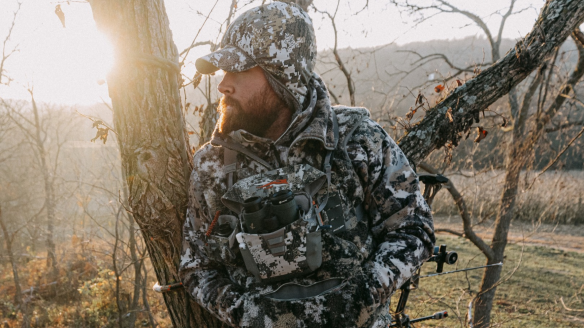 Bowhunter wearing Sitka gear in tree stand