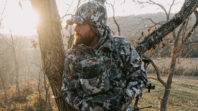 Bowhunter wearing Sitka gear in tree stand