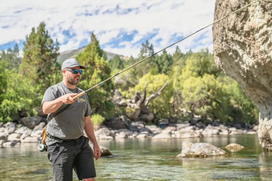 fisherman using tenkara rod