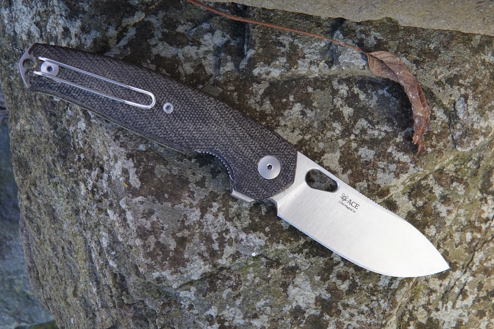 GiantMouse Ace Jagt Folding Knife on rock