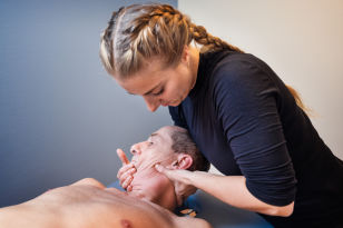 Selina die een patient behandelt in haar manueel- en fysiotherapie praktijk in Bergen op Zoom