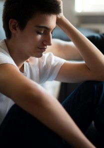 Mio figlio parla di suicidio: cosa fare?