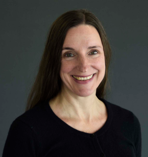 Cornelia Kabus ist Kommunikationsfachfrau mit langjähriger und vielseitiger Erfahrung: Redaktorin von Zeitschriften in der Entwicklungszusammenarbeit, selbständige Übersetzerin und Lektorin, Kommunikationsverantwortliche an der Musikschule Konservatorium Bern, Fotografin und Grafikerin am Kinderspital in Basel. Bis Dezember 2022 leitete sie das „Büro Leichte Sprache“, welches sie nun unter dem Label „ACH SO!“ als eigenständiges Unternehmen in Kooperation mit dem WohnWerk Basel weiterführt. In ihrer Tätigkeit als Texterin und Weiterbildnerin für leichte und einfache Sprache kann die gelernte Schauspielerin alle Facetten ihres Berufsweges zusammenführen.