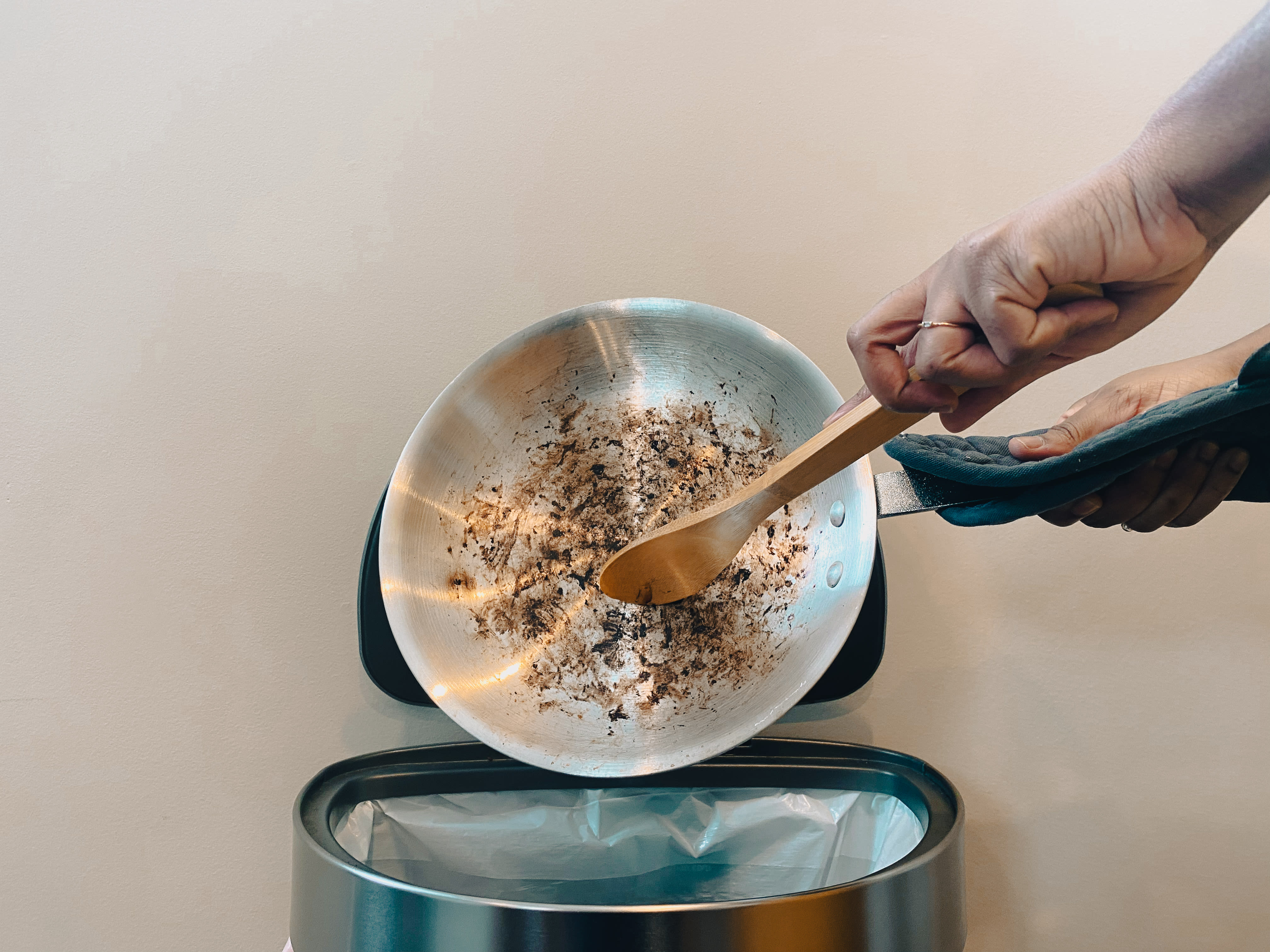 How to Clean Burnt Pans: 7 Easy Methods