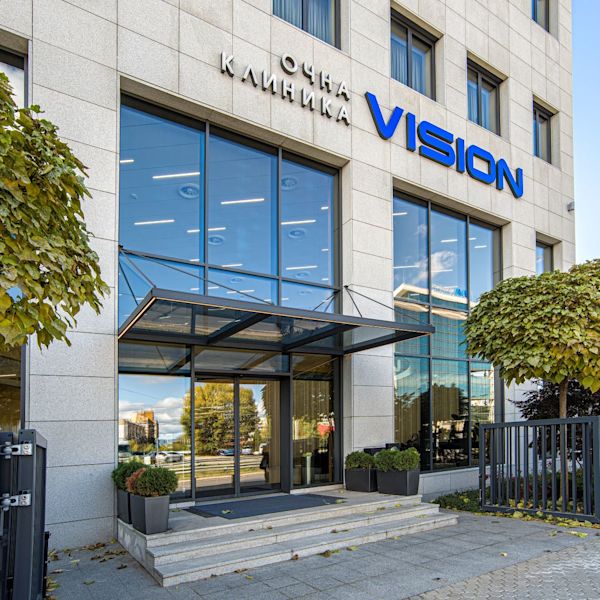 Eye clinic with barrier-free access and digital access control for improved accessibility