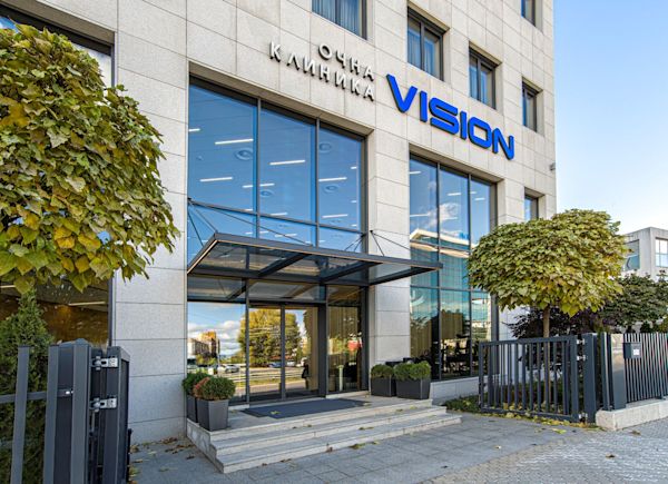 Eye clinic with barrier-free access and digital access control for improved accessibility