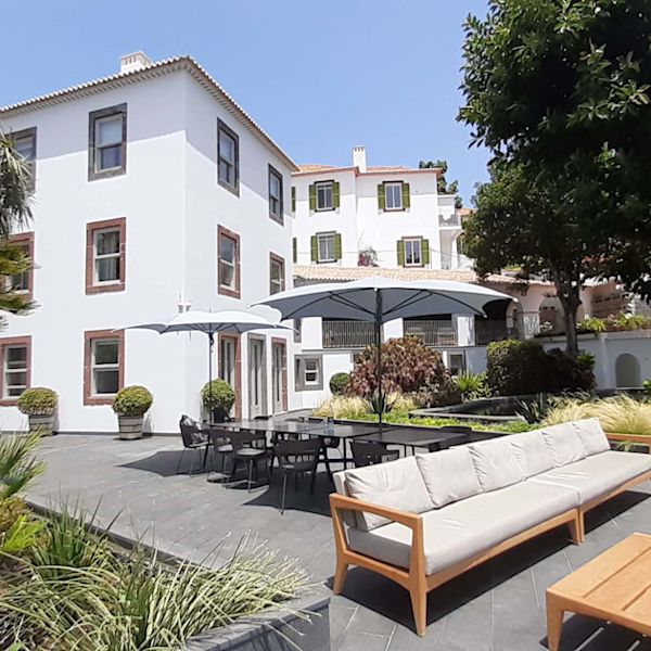 El control de acceso abre las puertas de un palacio restaurado del siglo XIX