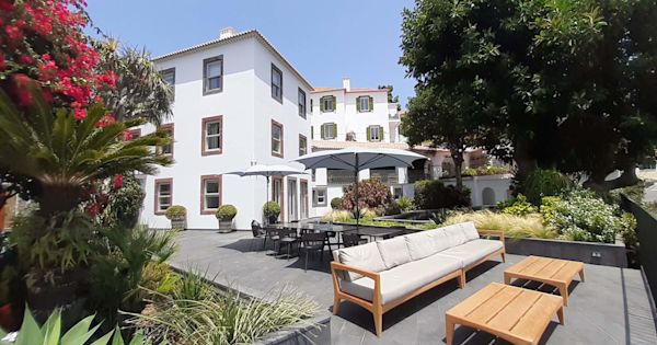 El control de acceso abre las puertas de un palacio restaurado del siglo XIX