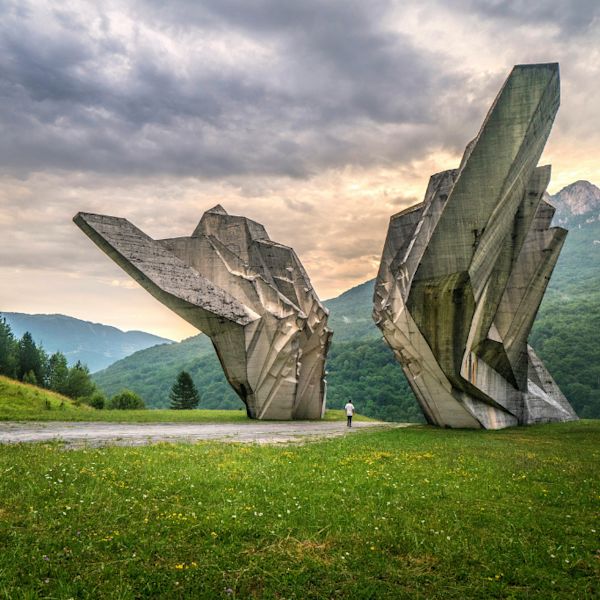 Die Spomeniks Featured
