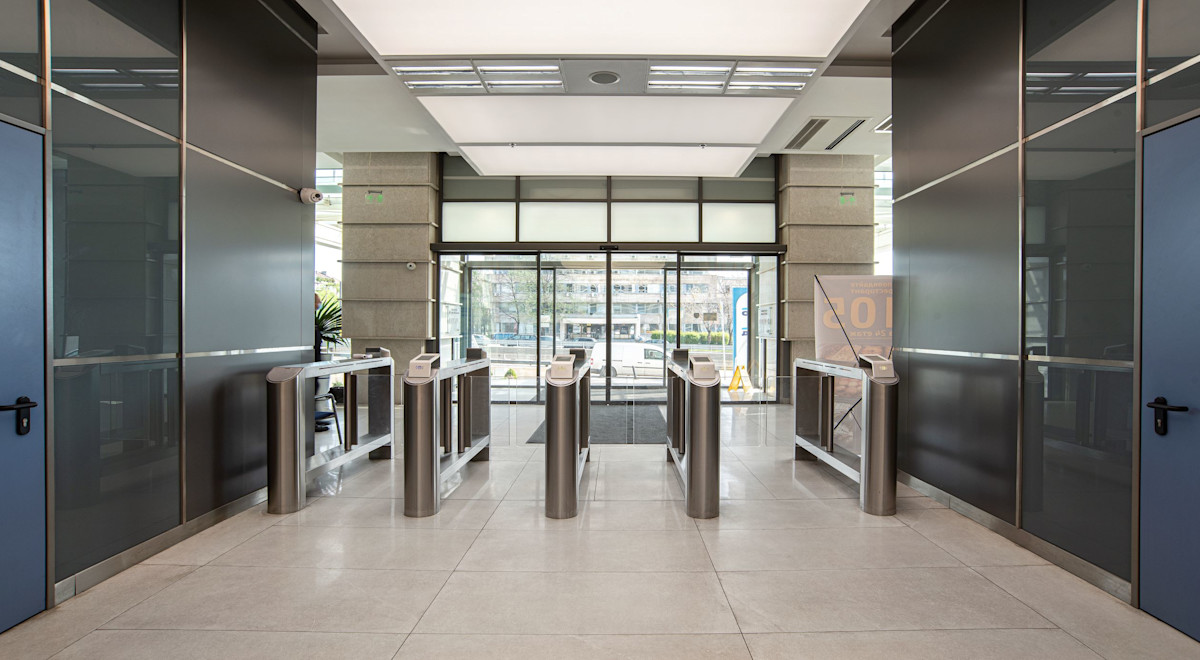 Усъвършенствана технология и минималистичен дизайн за превъзходно офис изживяване