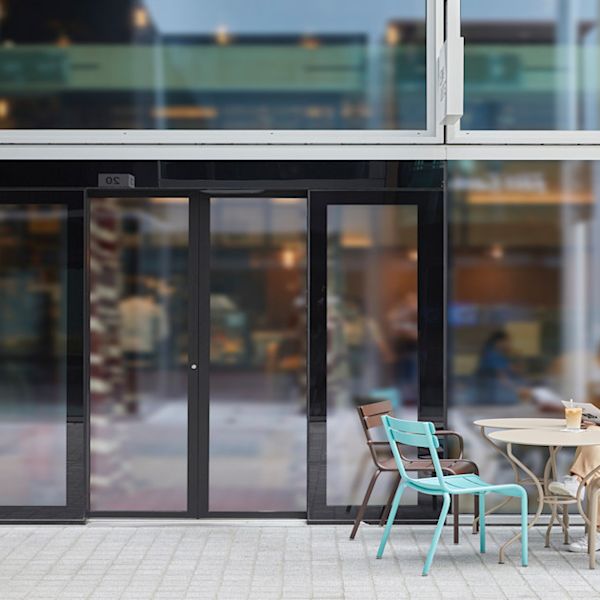 Een levendige microstad in een groen gebouw