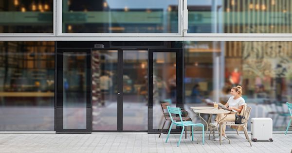 Een levendige microstad in een groen gebouw