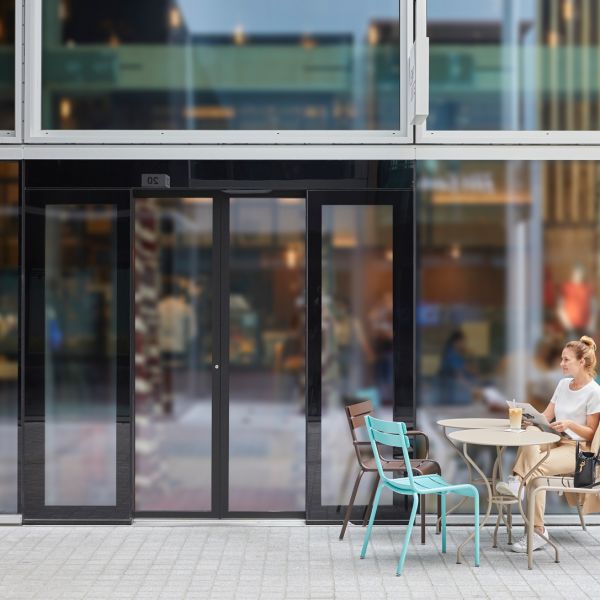 Een levendige microstad in een groen gebouw