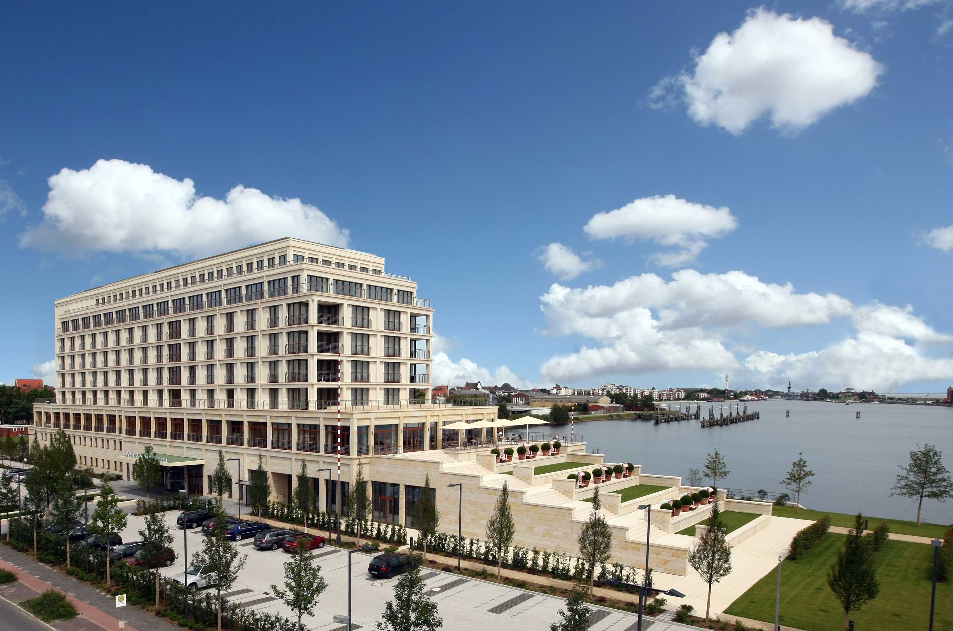 Repräsentativer Eingang mit Karusselltür für ein 4-Sterne-Superior Hotel