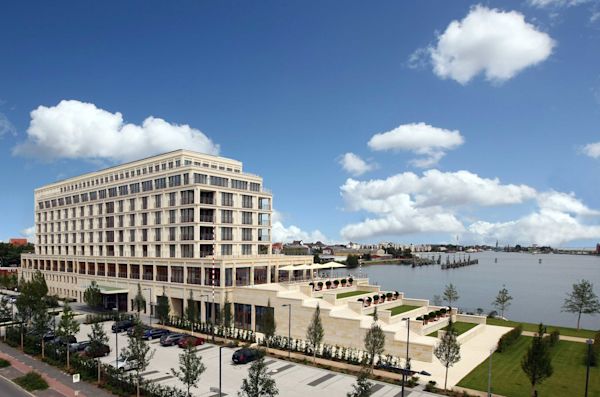 Repräsentativer Eingang mit Karusselltür für ein 4-Sterne-Superior Hotel