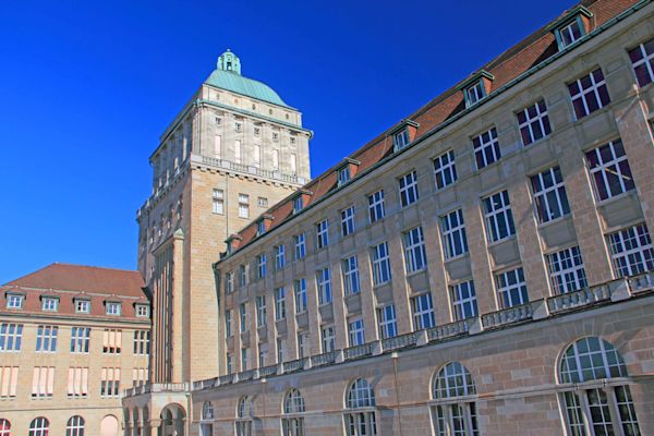 Acceso a la universidad más grande de Suiza