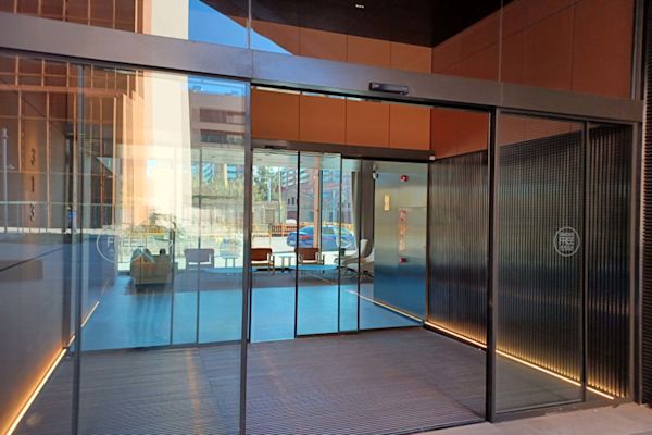 Acceso fácil y sencillo con puertas correderas automáticas para un edificio inteligente