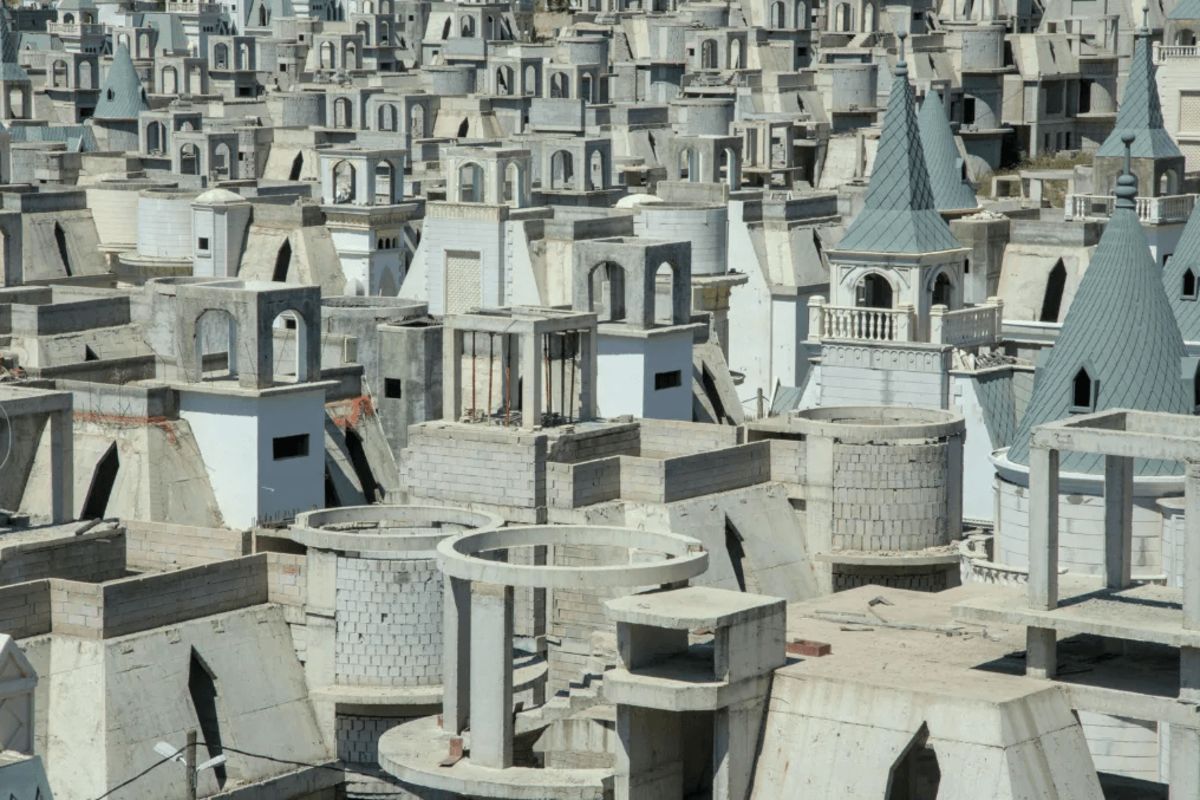 Skeletons-of-Ambition-5-Abandoned-Construction-Projects-From-Around-the-World.png