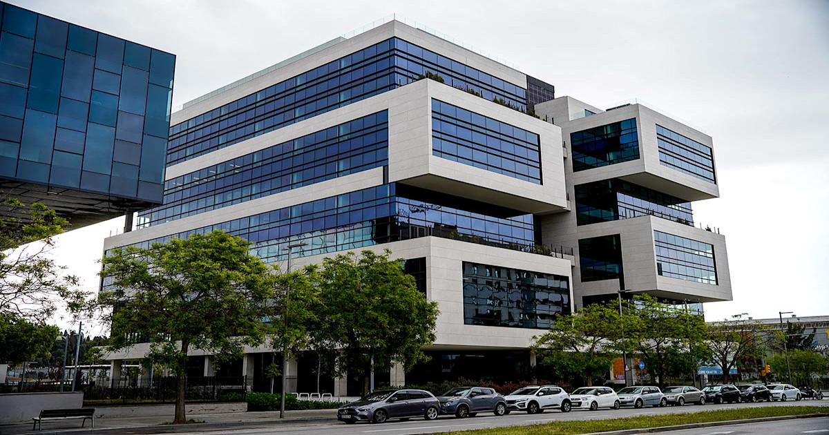 El control de acceso seguro refuerza la visión sostenible del edificio.