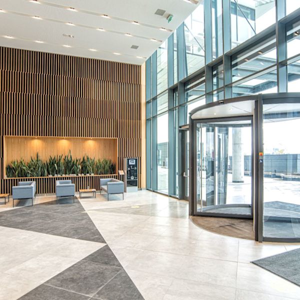 Dezenas de negócios e requisitos. Uma solução para acesso seguro e consistente em todos os níveis: dormakaba