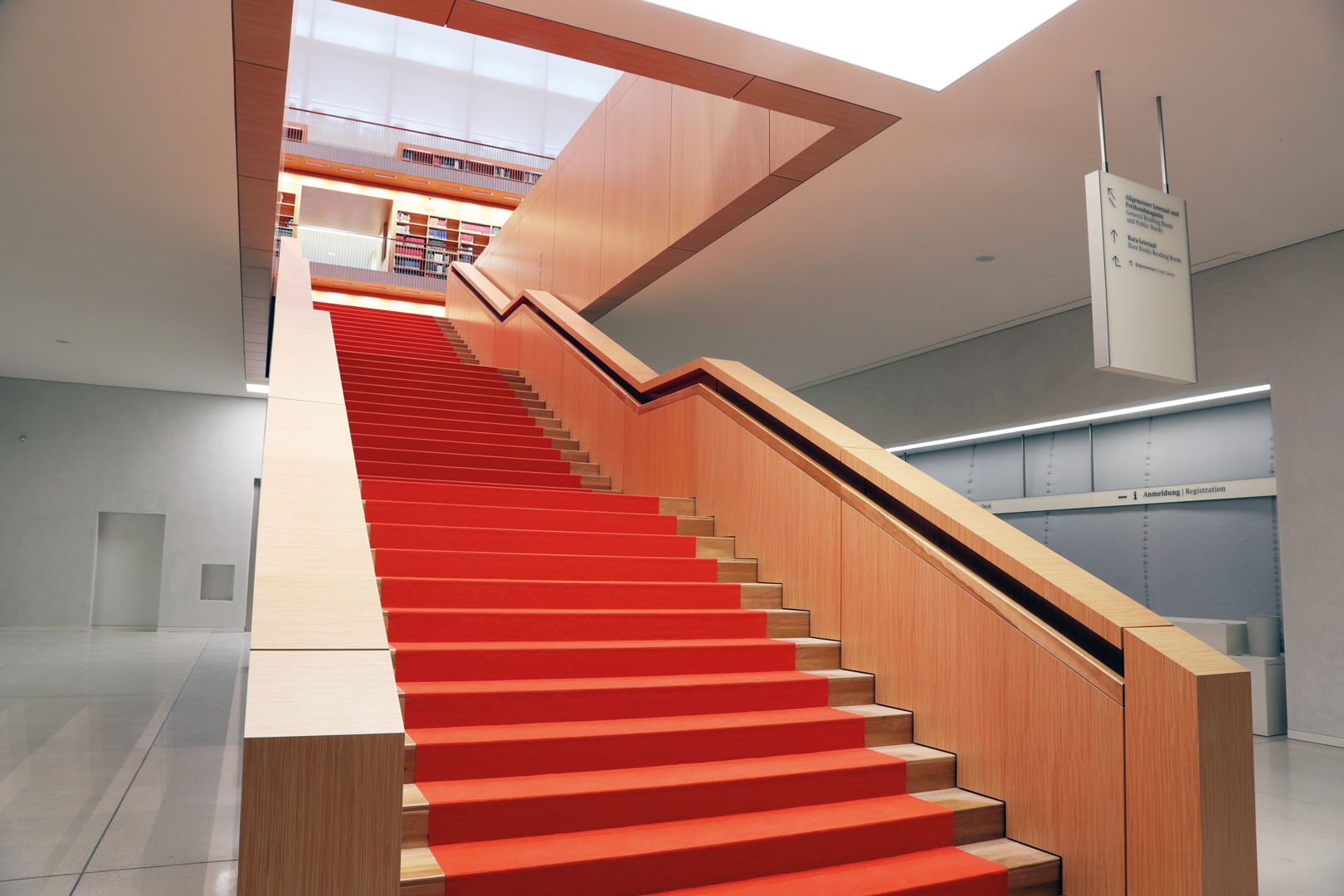 RoterTeppich Aufgang Lesesaal Atanassow 12-20 288