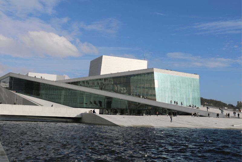 Blog_FeaturedImage_5-contemporary-projects-that-nurture-the-dialogue-between-architecture-and-water.png