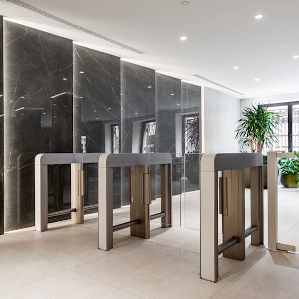 Soluzioni di accesso per un edificio moderno nel cuore di Milano: la trasformazione di Via Visconti di Modrone nel centro città