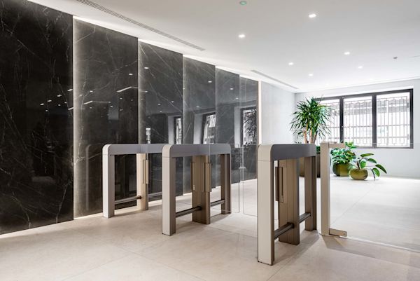 Access solutions for a modern building in the heart of Milan: the transformation of Via Visconti di Modrone in the city center