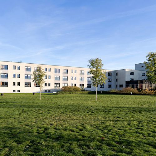 VAMED vertraut bei der Wartung von Tür- und Toranlagen auf dormakaba