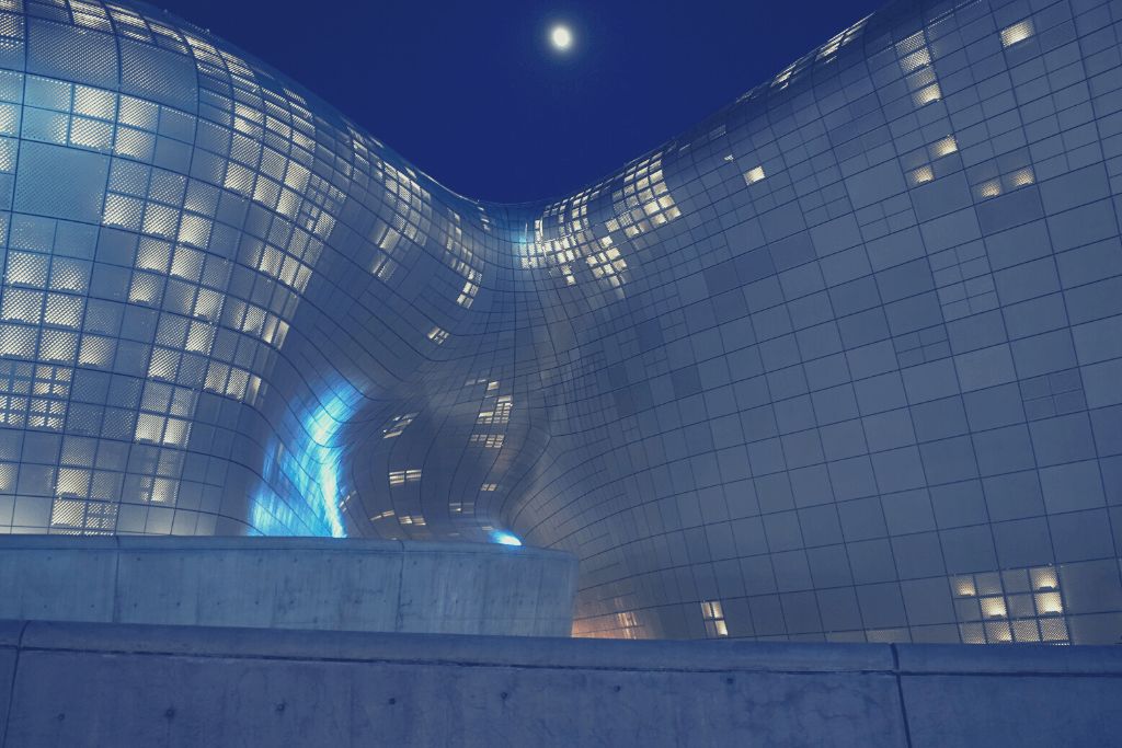 Blog_FeaturedImage_how-ai-helps-architects-to-create-these-surrealist-designs.png