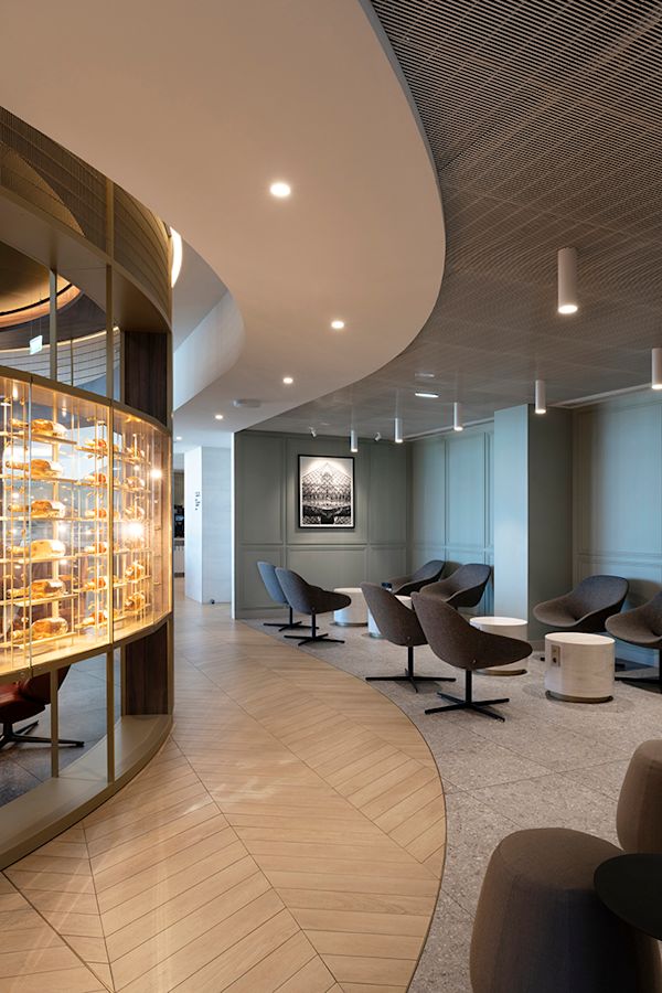Lounge for Gold, First and Business Class customers, with fast-access corridors