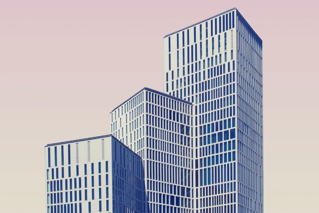 F%C3%BCmf-junge-Architekten-pr%C3%A4gen-modernes-Geb%C3%A4udedesign.jpg