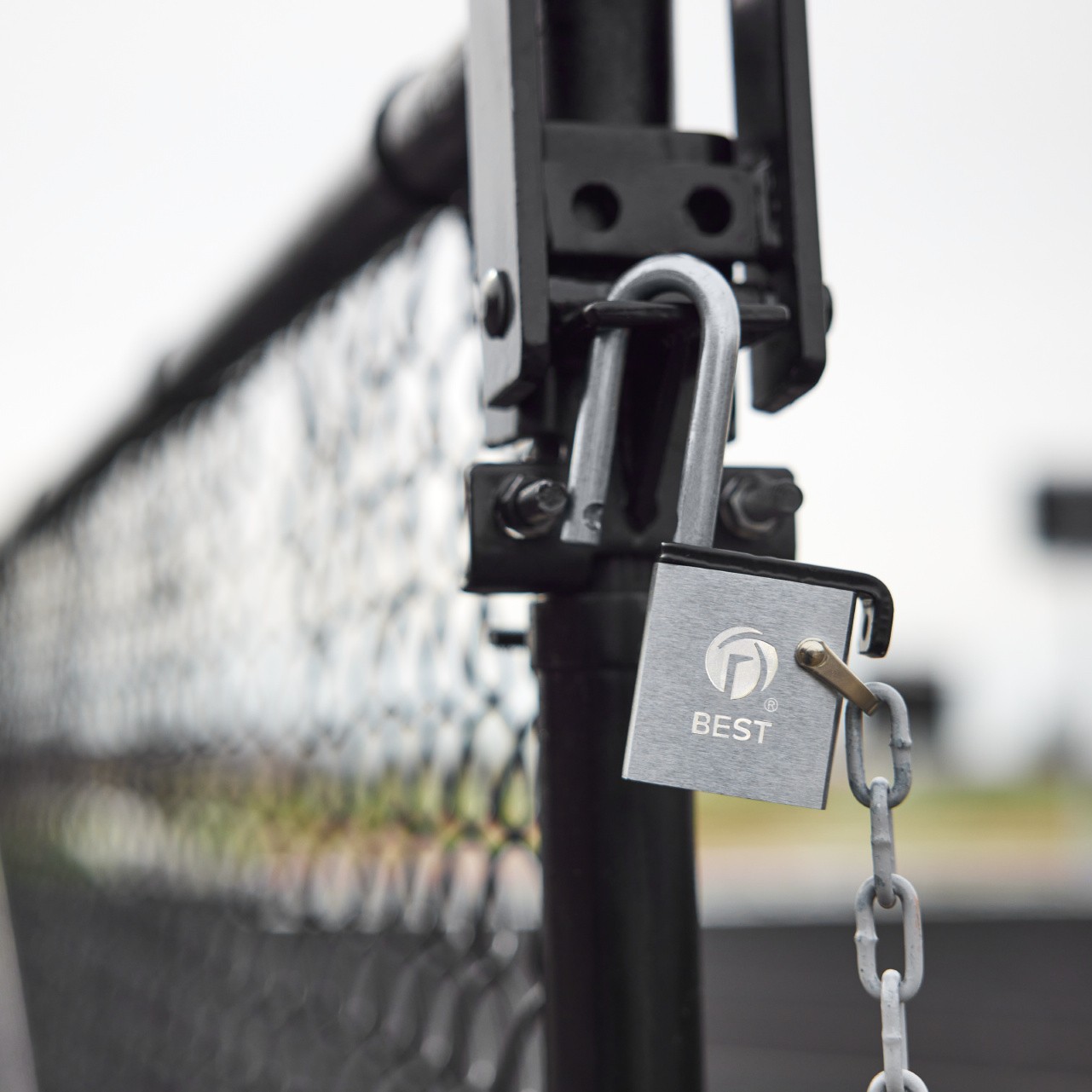 7Gallery BESTPadlock SchoolGateOutside 1x1 web