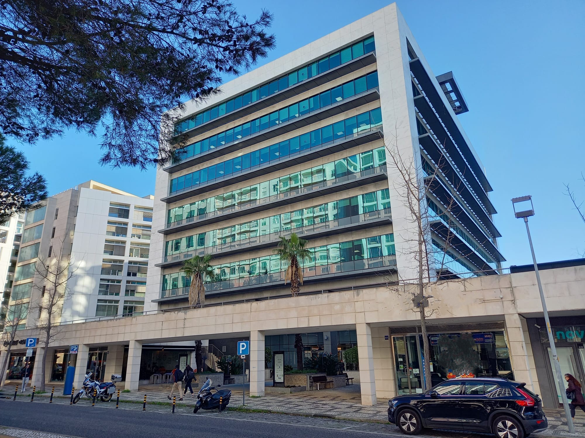 Soluções de controlo de acessos para a entrada de edifícios de escritórios