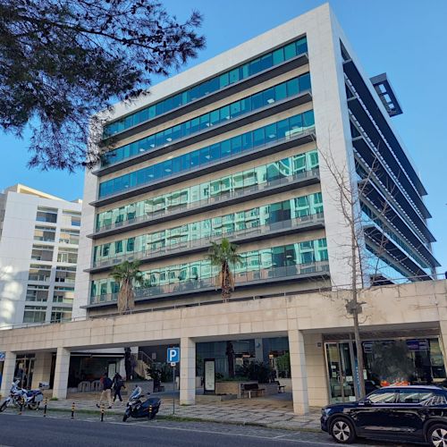 Soluções de controlo de acessos para a entrada de edifícios de escritórios