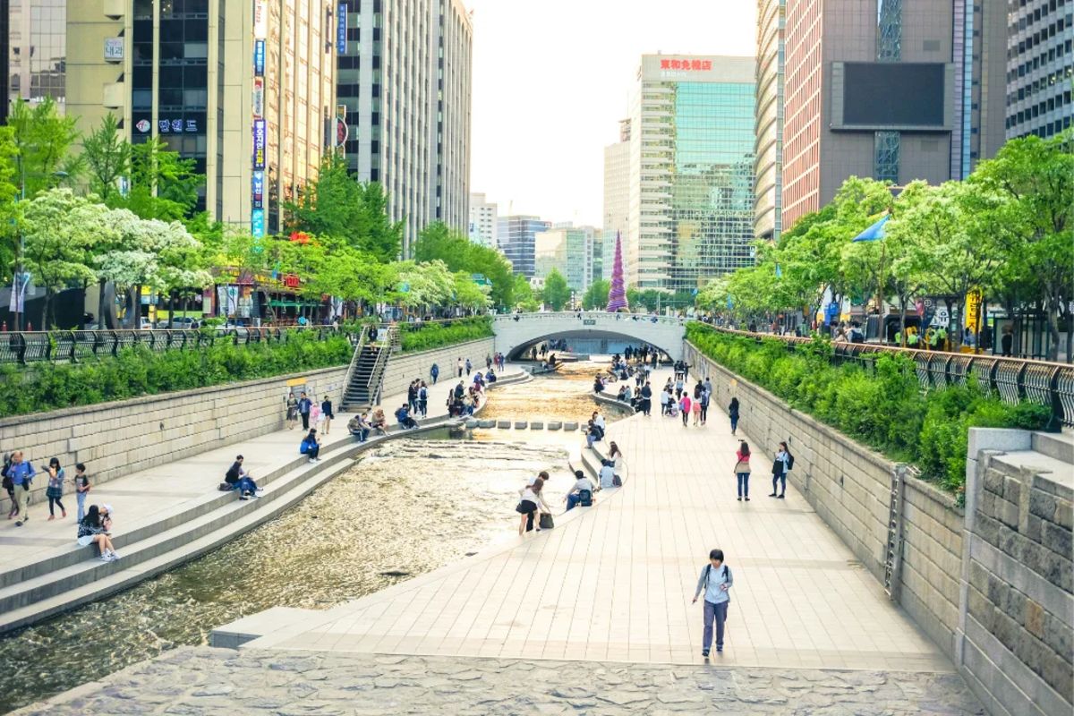 Cheonggyecheon: How a Reclaimed River Brought Life to Seoul