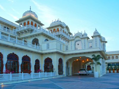 Integrerade passersystem i hotelldörrarna på Hyatt Regency Jaipur Mansarovar – för en barriärfri vistelse