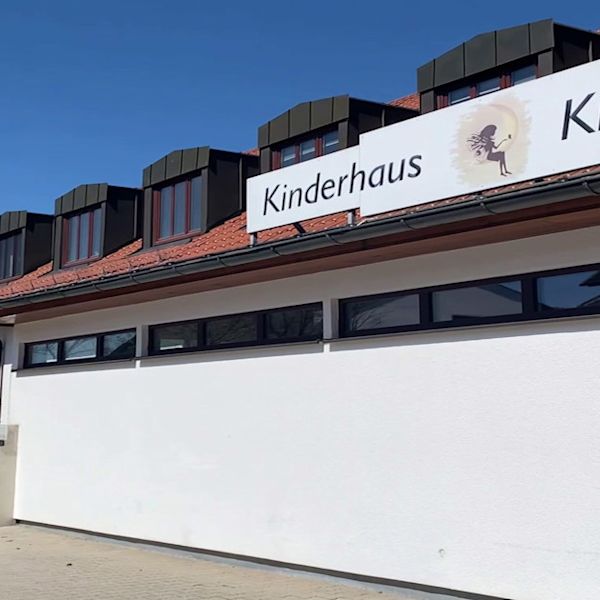 Sichere Außentüren für Kitas – einfach mit dem Smartphone öffnen